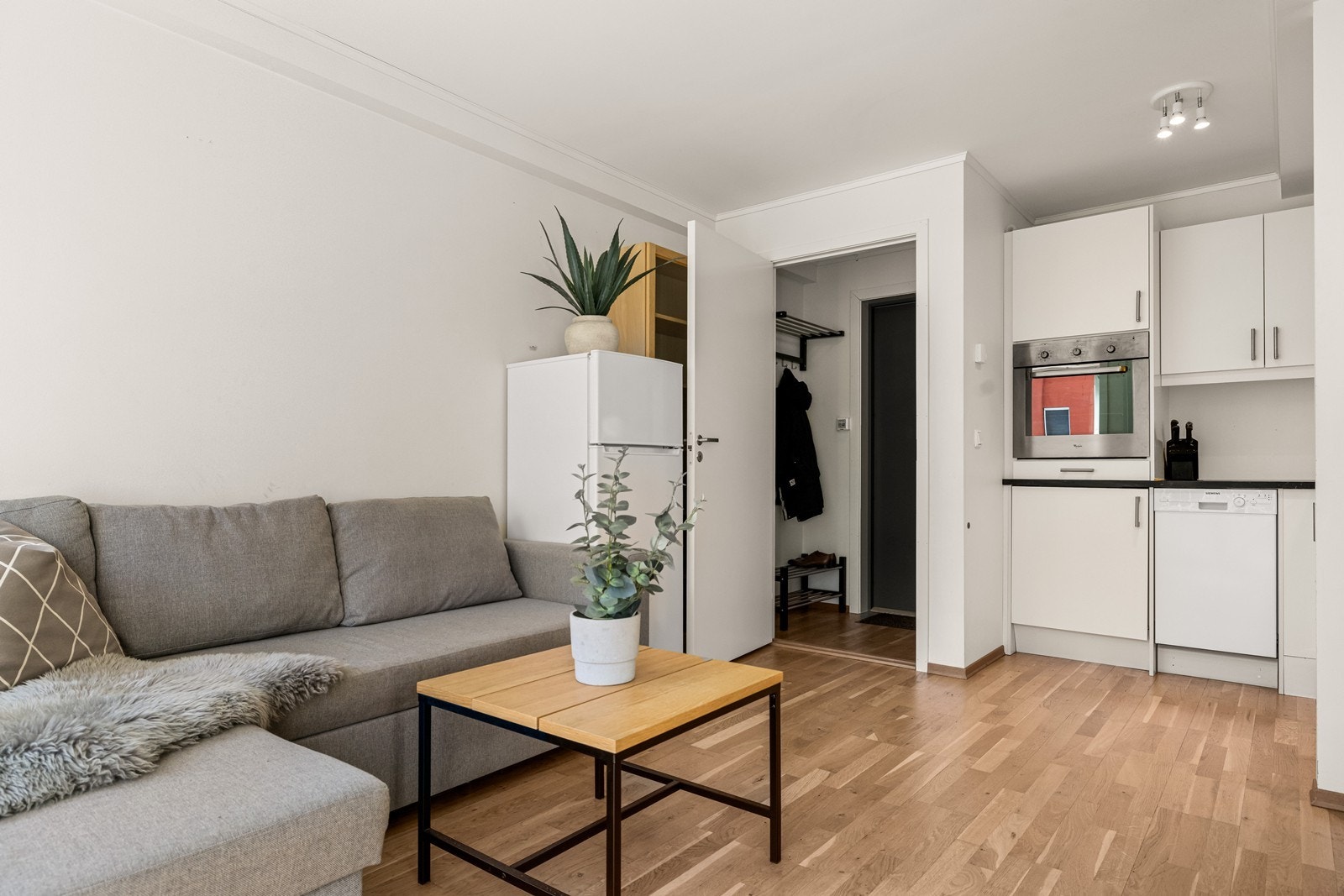 Den åpne løsningen skaper en arealeffektiv og sosial sone. Galleribilde