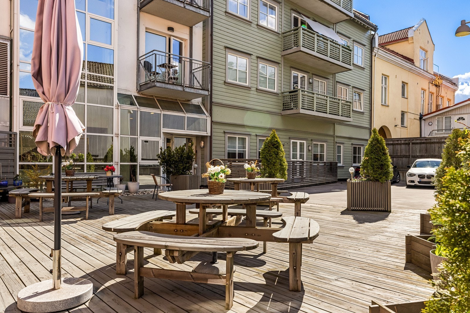 Sameiet har en felles, møblert terrasse i den skjermede bakgården. Galleribilde
