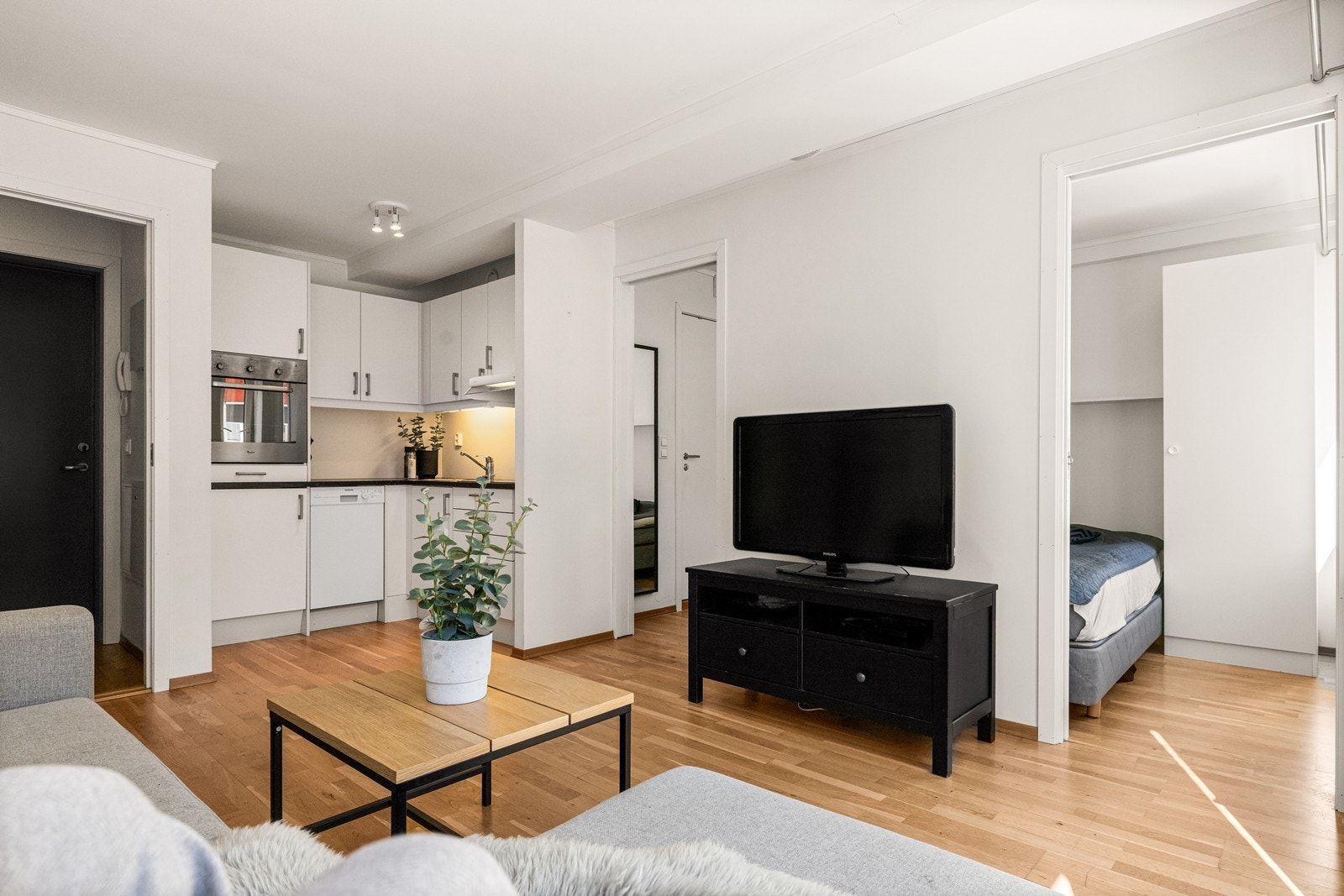 Fra stuen er det adkomst til soverommet via en plassbesparende skyvedør. Galleribilde