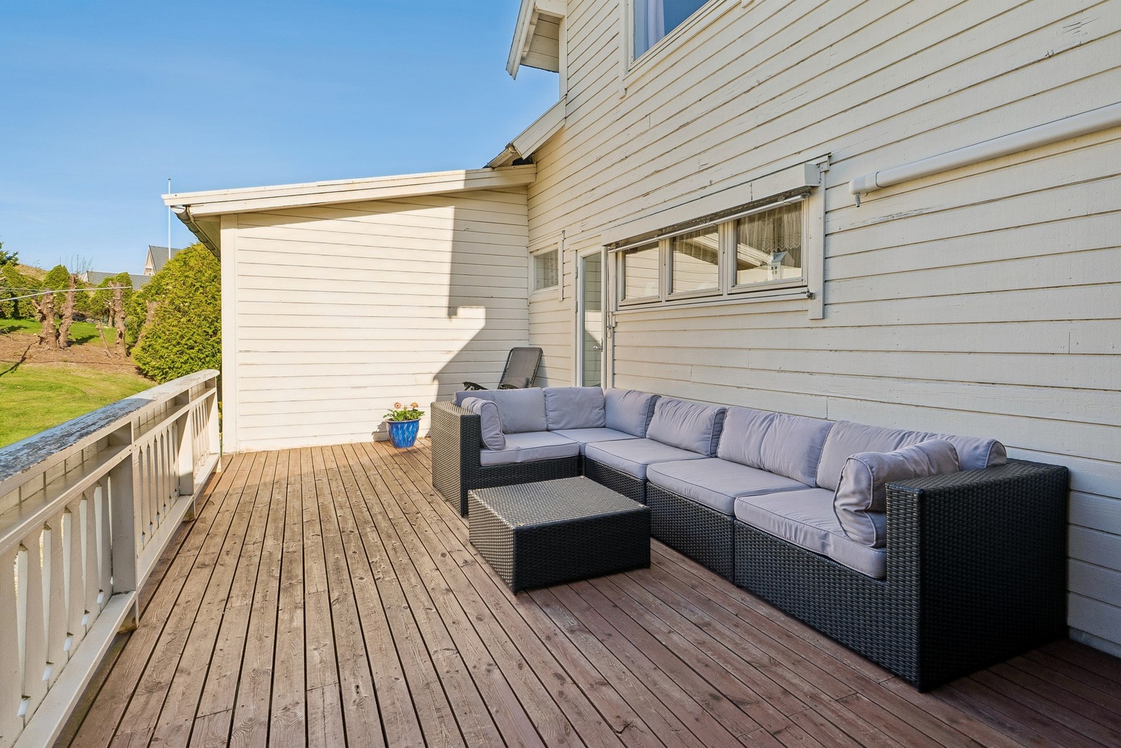 Stor og skjerma terrasse med utgang frå stova Galleribilde
