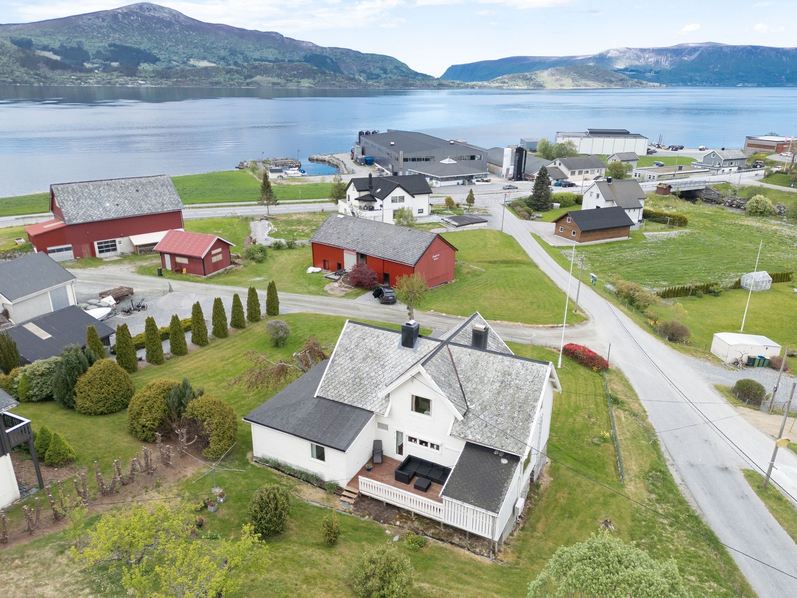Eigedomen ligg flott og sentralt til på Vartdal med kort veg til både butikk, skule og barnehage Galleribilde