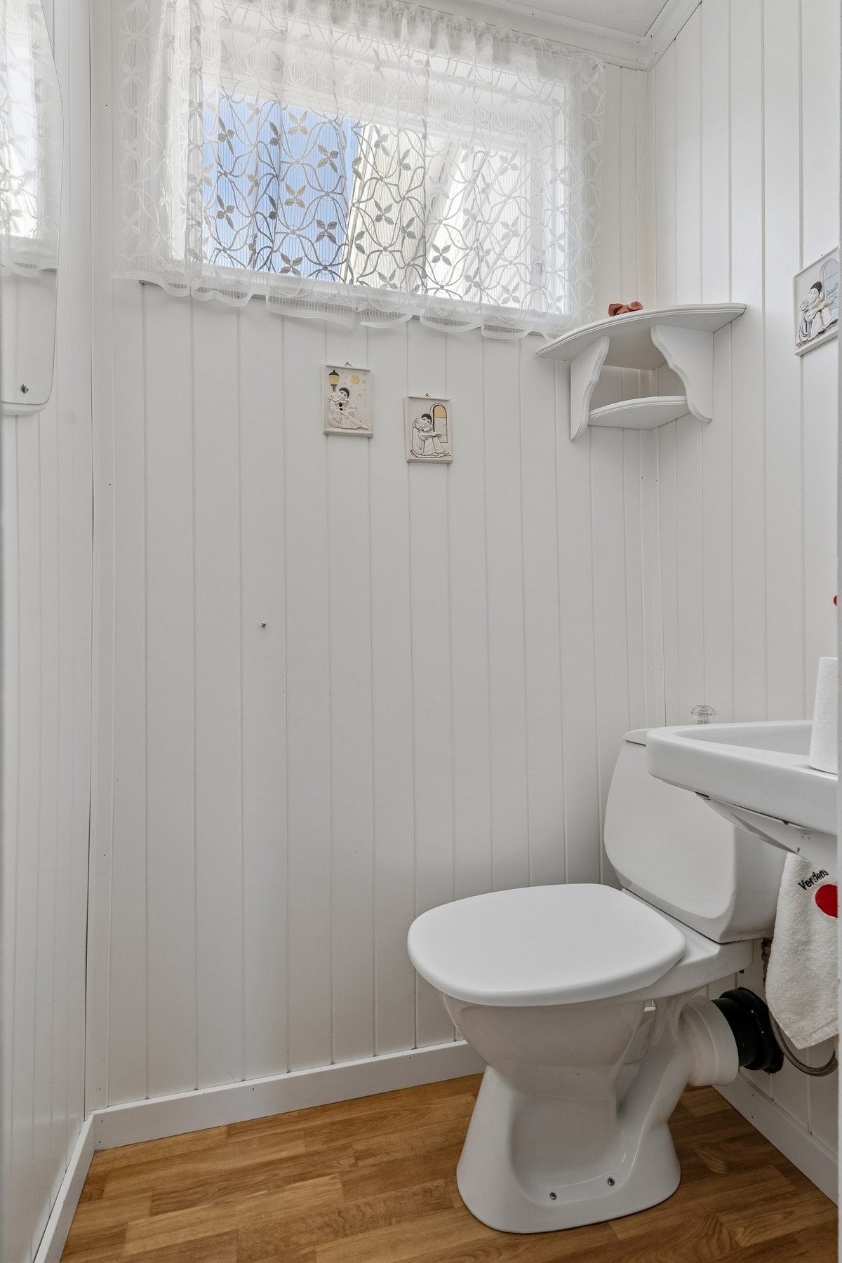 Separat toalettrom med wc og servant Galleribilde