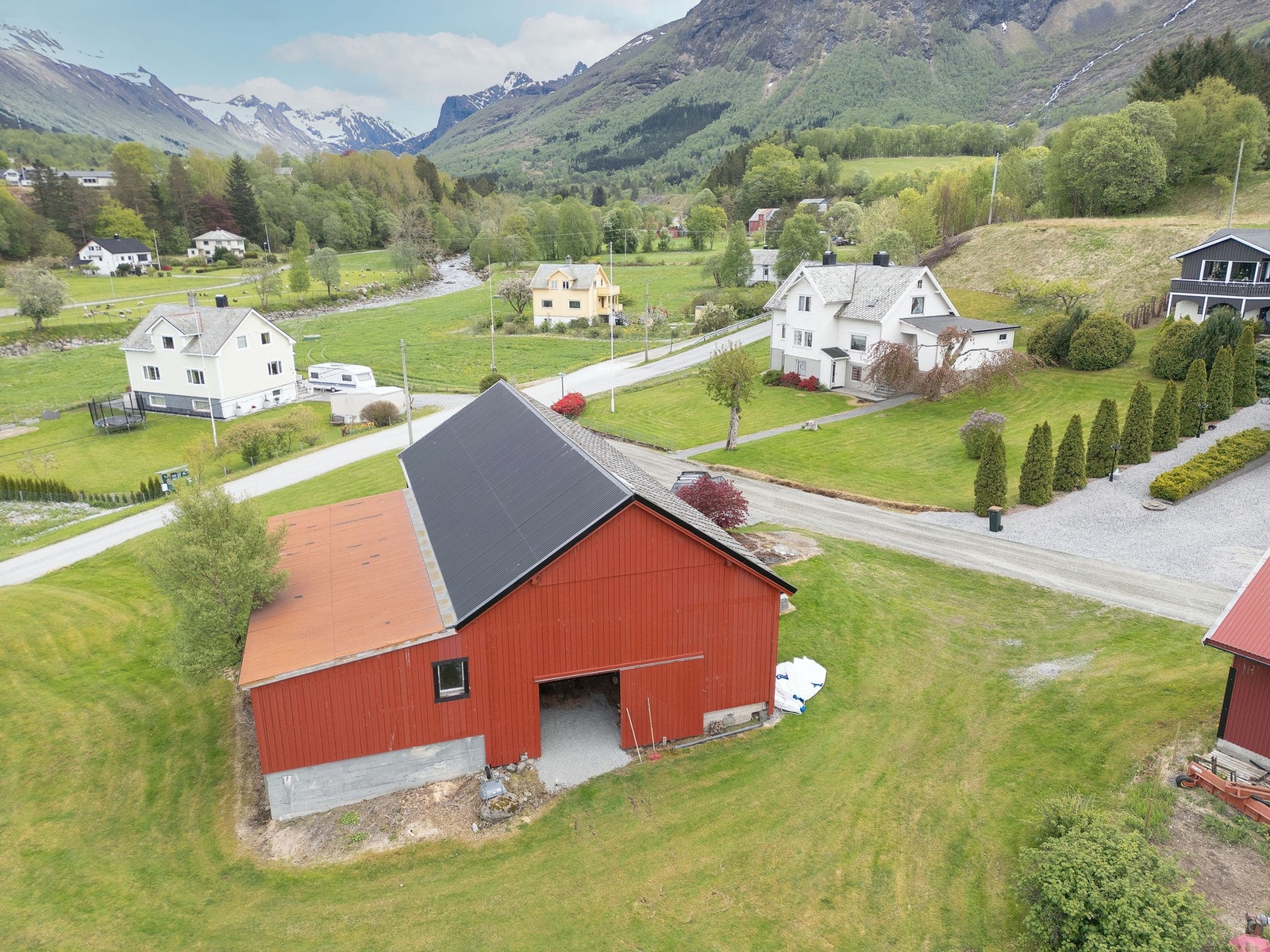 Kort veg til flotte naturopplevingar både i fjøra, på fjorden og på fjellet Galleribilde