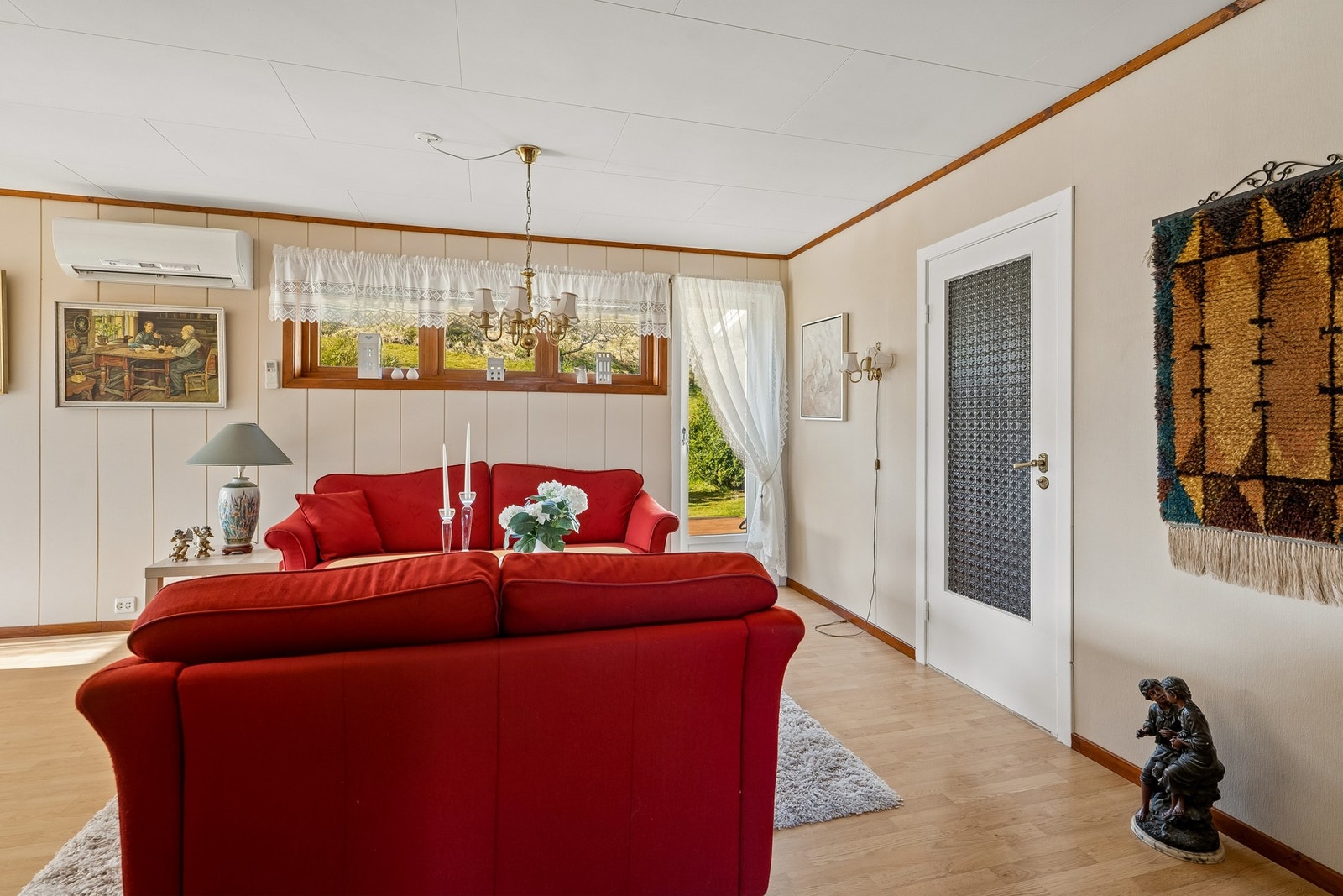 Frå stova har ein utgang til den flotte terrassen Galleribilde
