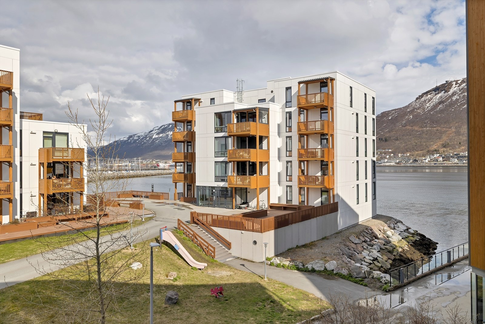 Boligen ligger like ved sjøen og det er gang- og sykkelvei til sentrum. Galleribilde