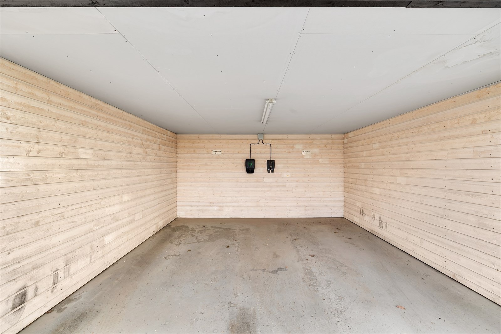 Carport med el-bil lader. Galleribilde