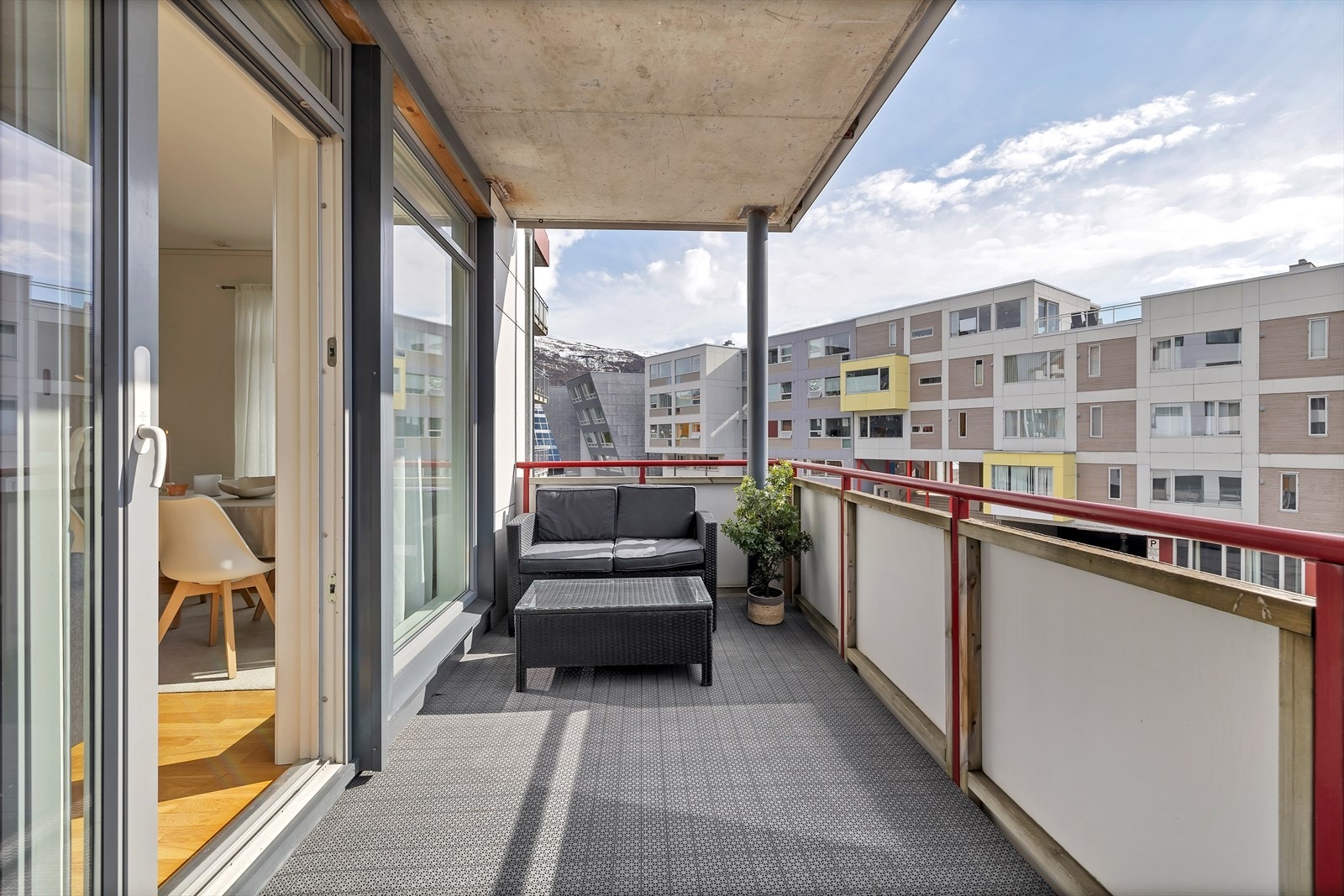 Fra stue er det adkomst til stor balkong med gode solforhold. Galleribilde