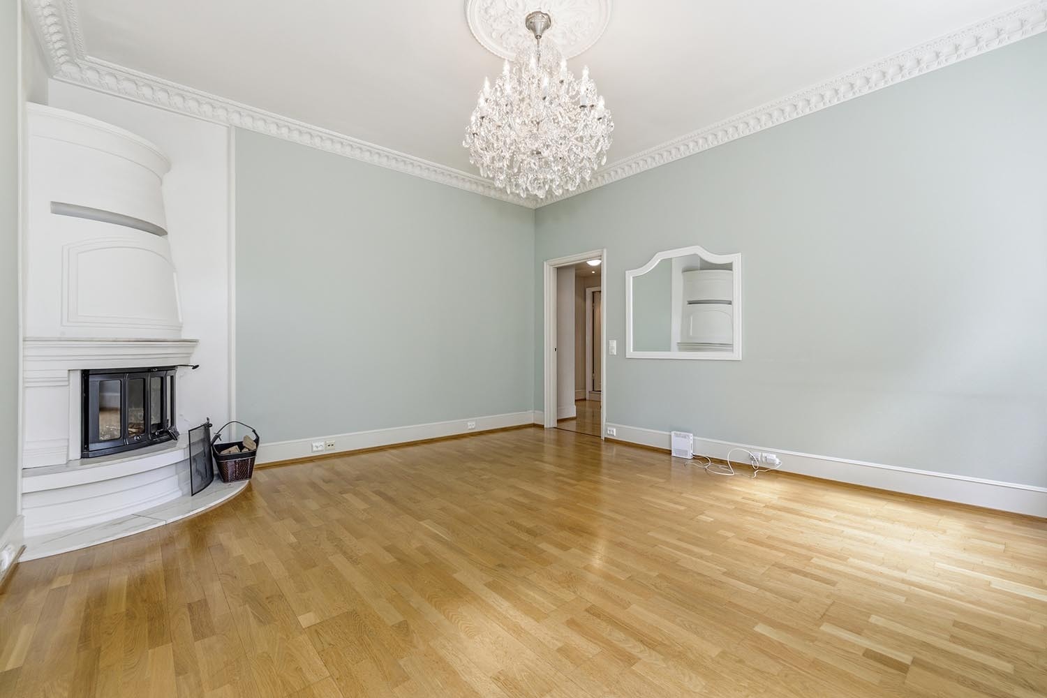 Romslig stue med takrosett og lysekrone. God plass til sofa og spisebord Galleribilde