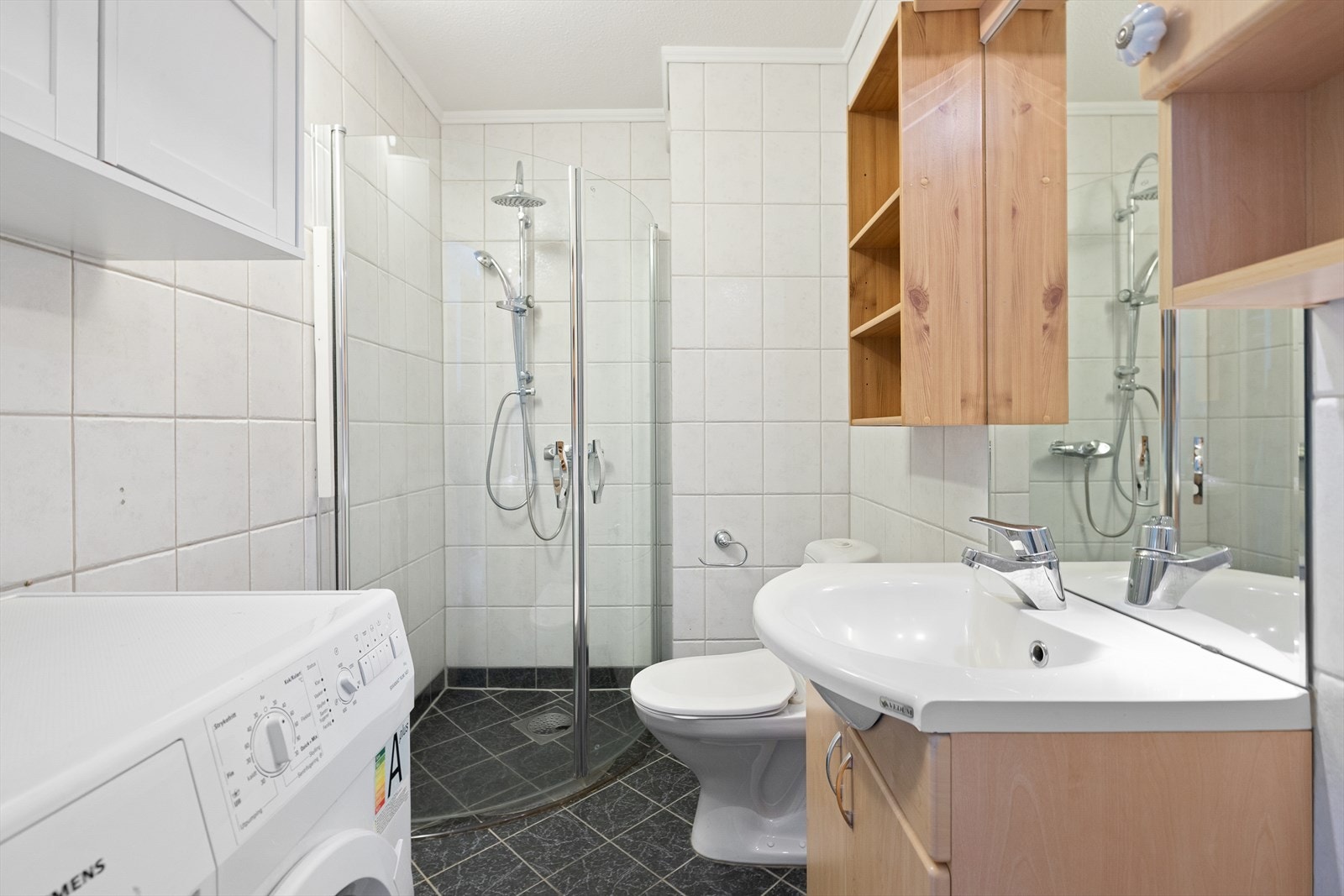 Helfliset bad/wc med varmekabler Galleribilde
