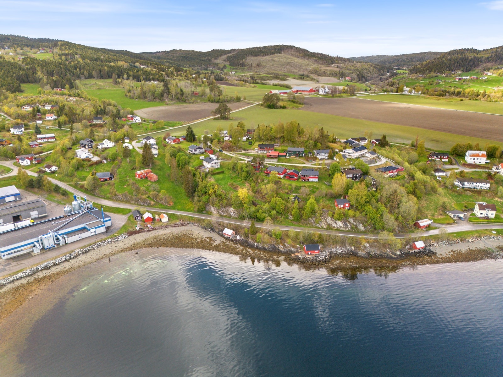 20 minutters kjøretur til Straumen. For barnefamilier er det i overkant av 1 km til Mosvik Montessoriskole, samt ca. 13 minutters kjøring til Oppvekstsenter Vest med ny skole og barnehage. Galleribilde
