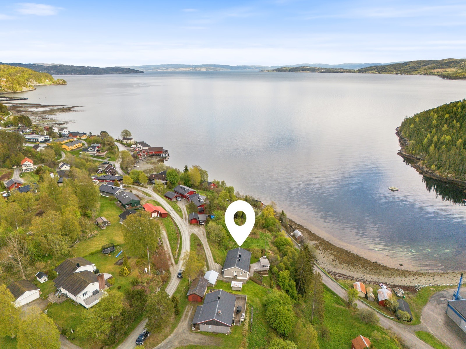 Eiendommen har en sentral og attraktiv beliggenhet i Mosvik, med gangavstand til sentrum og dagligvare. Galleribilde