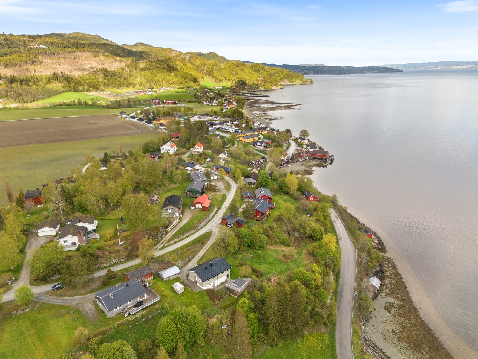 Det er ca. 800 meter til Mosvik Brygge og dagligvare. Småbåthavn og Jækta fjordstue ligger cirka 2 km unna. Galleribilde