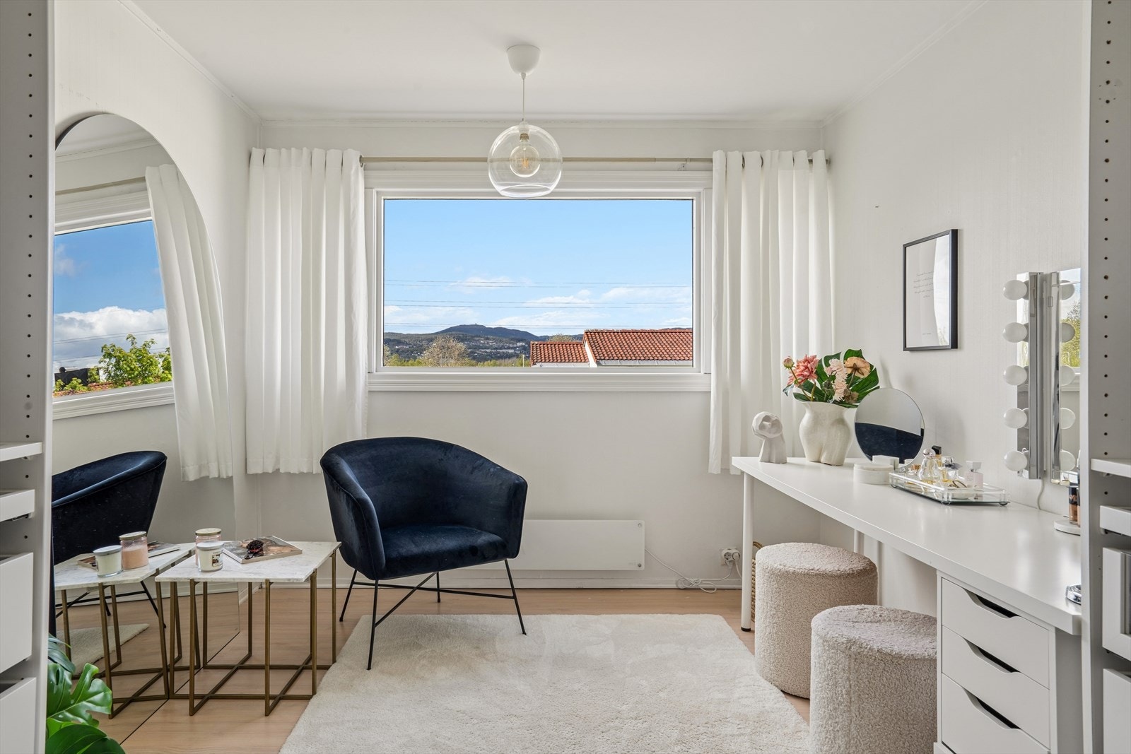Lyst og romslig soverom med plass til både seng og arbeids- eller sminkeplass. Galleribilde