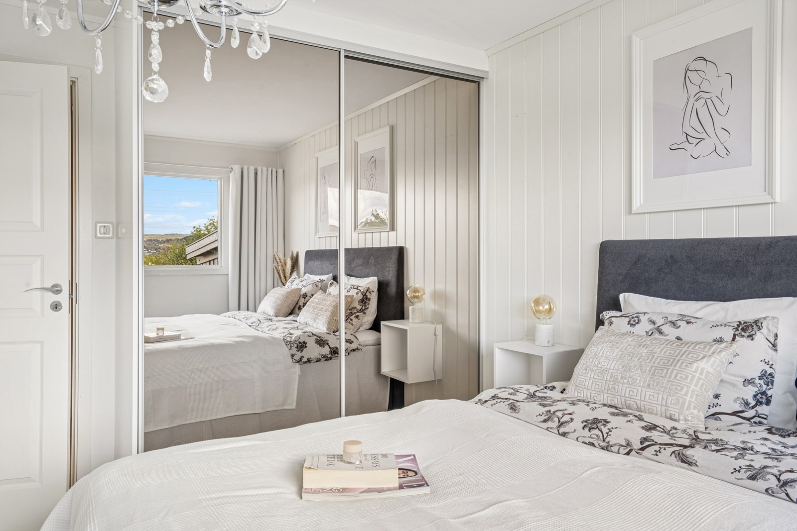 Soverom med skyvedørsgarderobe for effektiv oppbevaring. Galleribilde