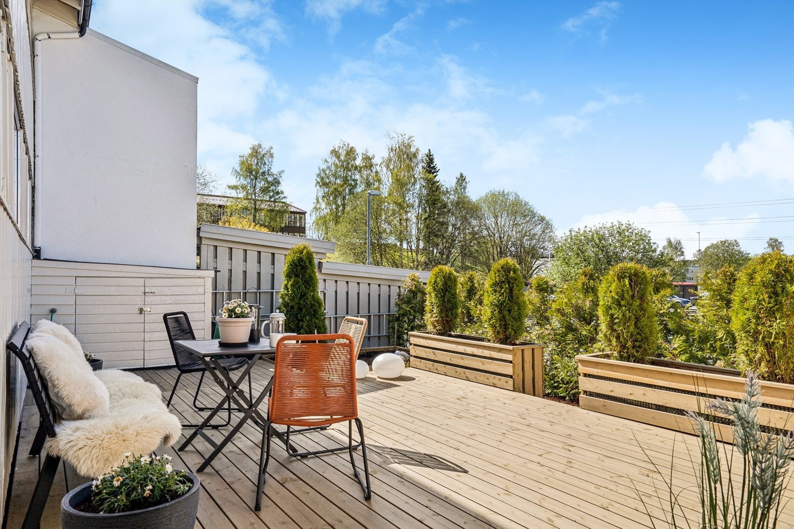 Uteplass ved inngangspartiet i underetasjen. Boligen har totalt 94 kvm med terrasse- og balkongareal. Galleribilde
