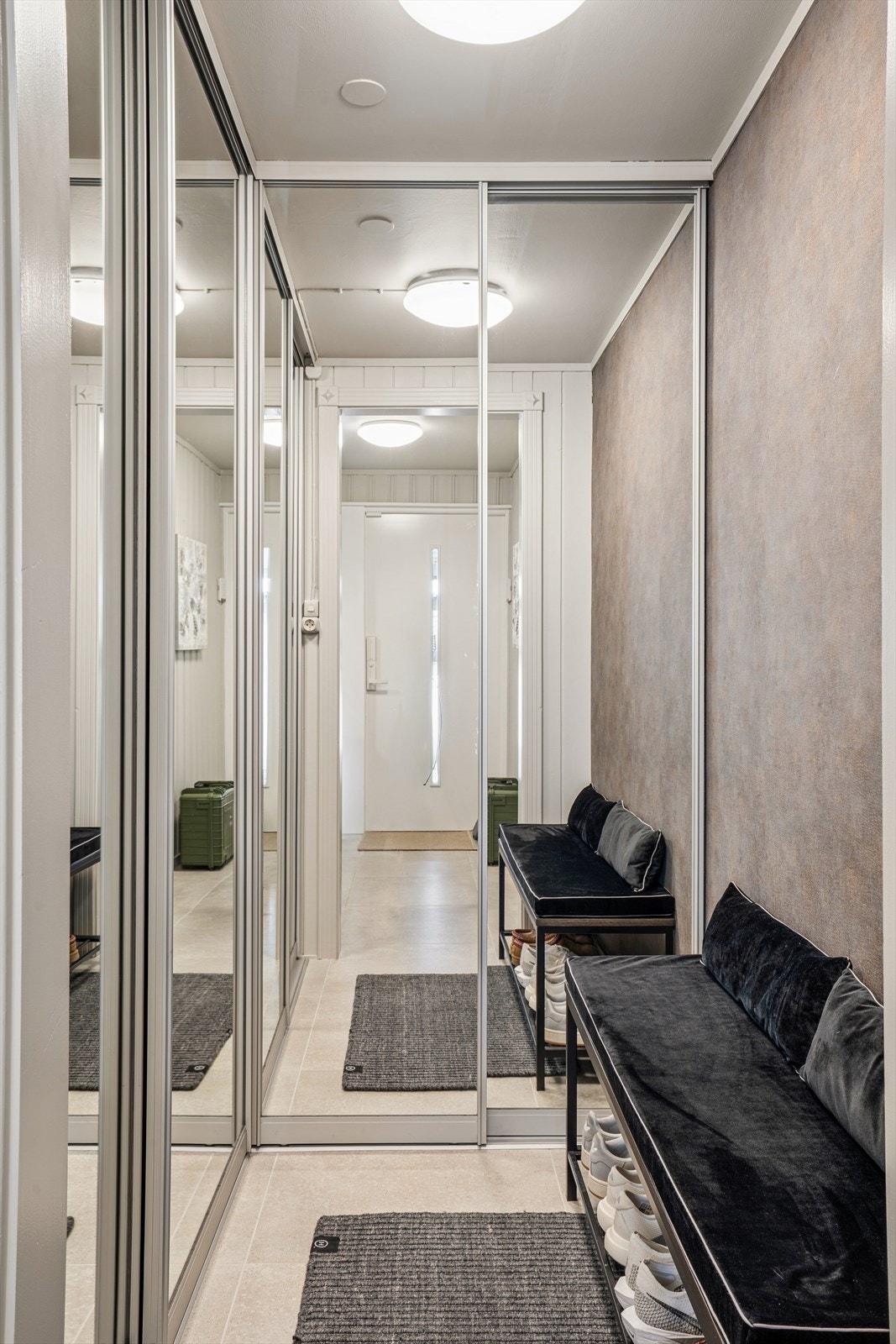 Skyvedørsgarderobe med speilfronter gir rikelig med oppbevaring i entréen. Galleribilde
