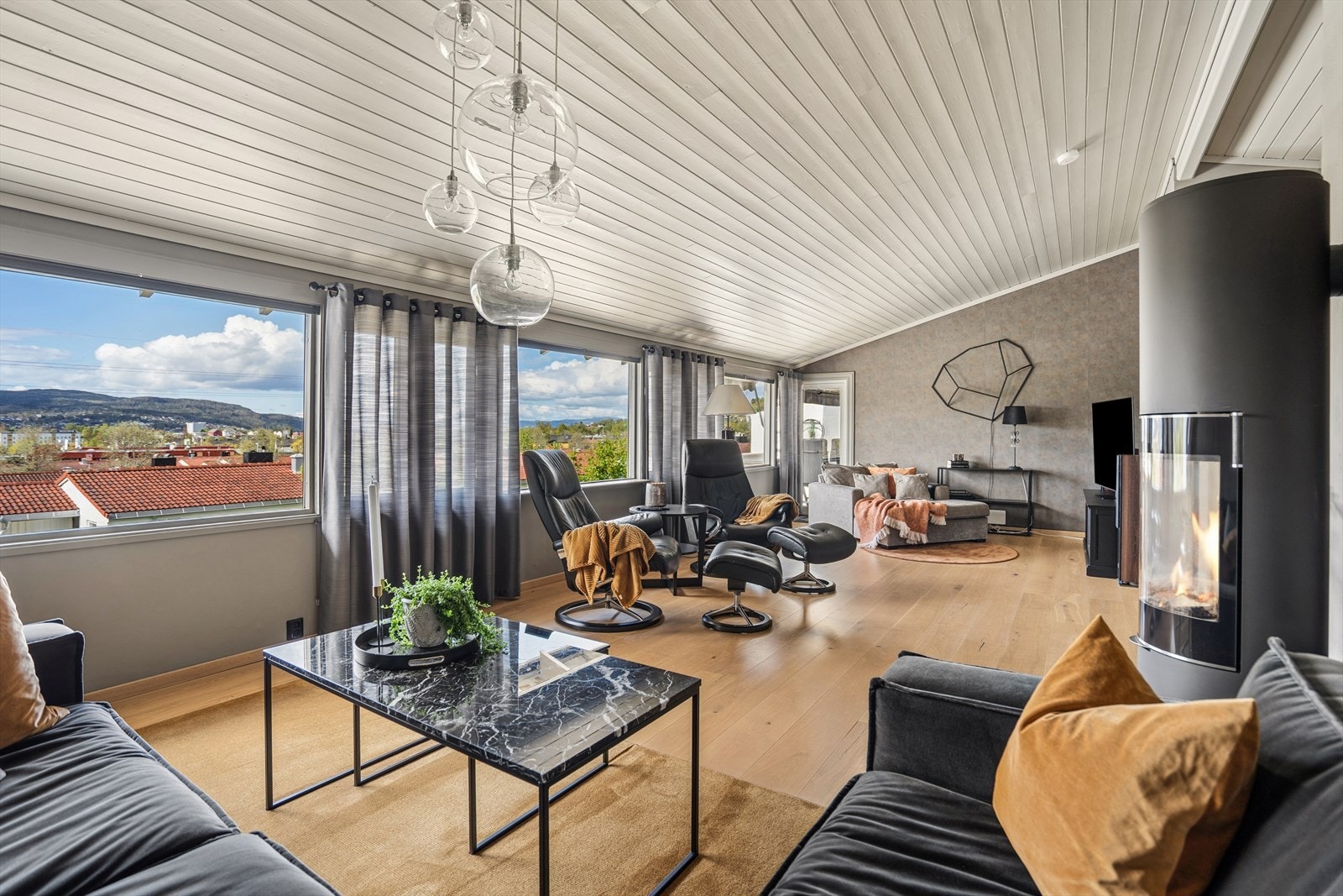 Store vindusflater gir rikelig med lys og flott utsikt. Galleribilde