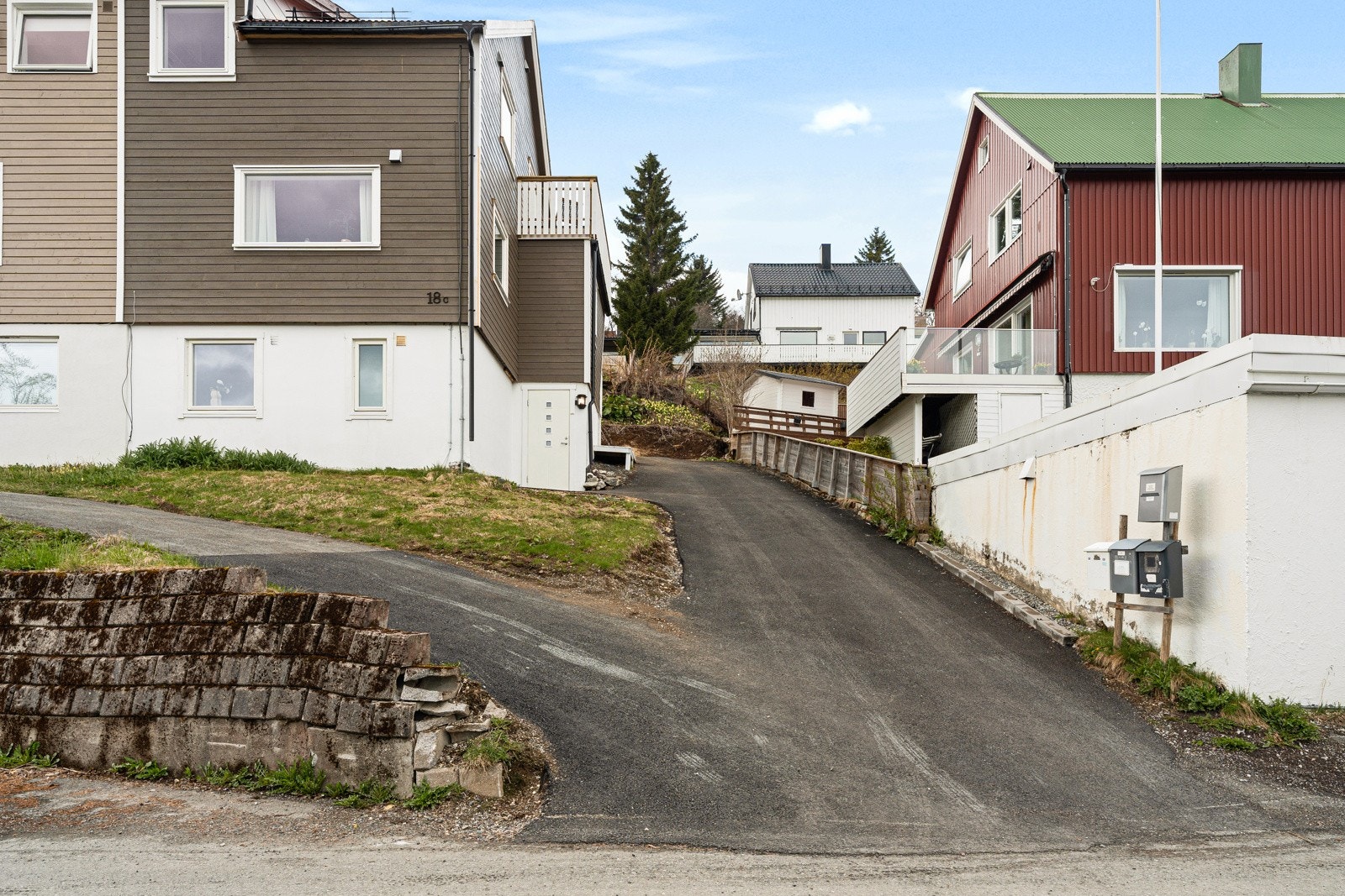 Parkering på nyasfaltert biloppstillingsplass. Velkommen på visning!