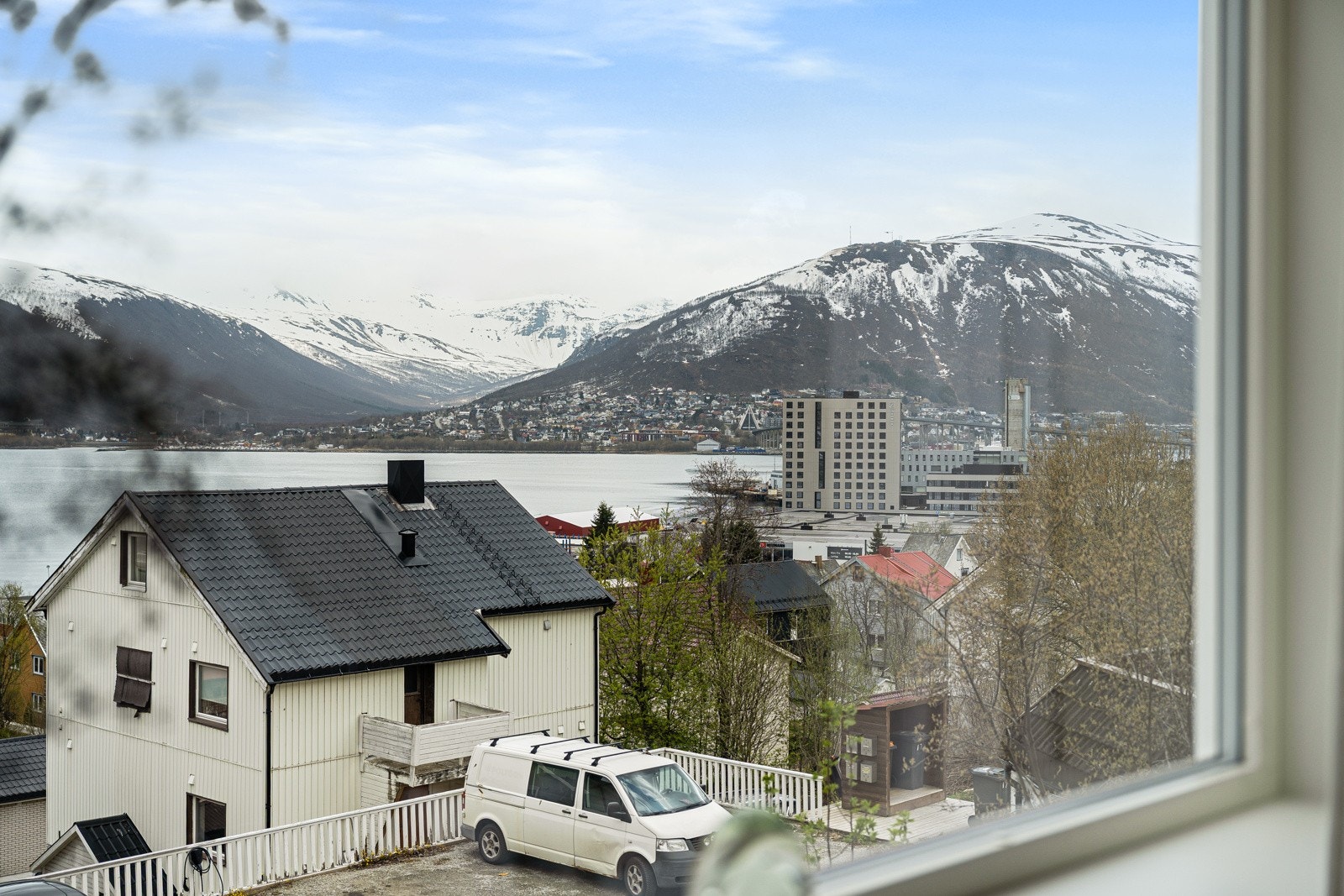 Fra boligen er det kort vei til sentrum, skole, dagligvarebutikk og UiT/UNN.