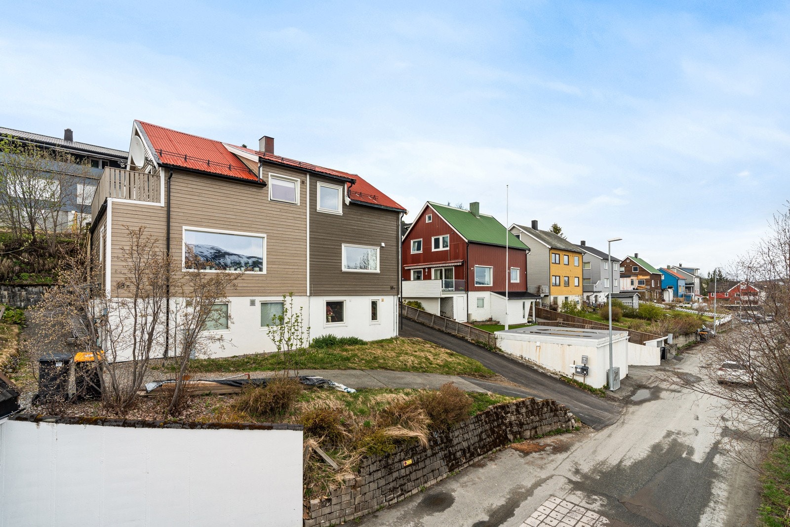 Innholdsrik vertikaldelt tomannsbolig kort vei fra Kræmer!