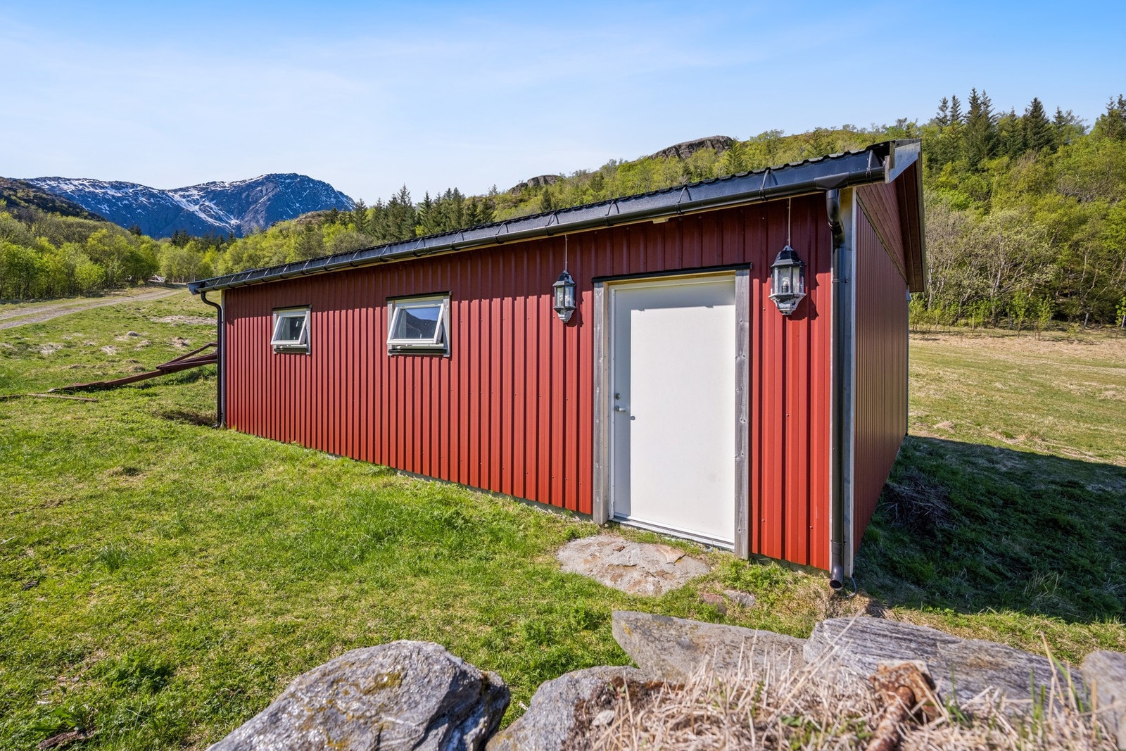 Tidl. fjøs gjenoppbygd i 2016 etter brann. Galleribilde