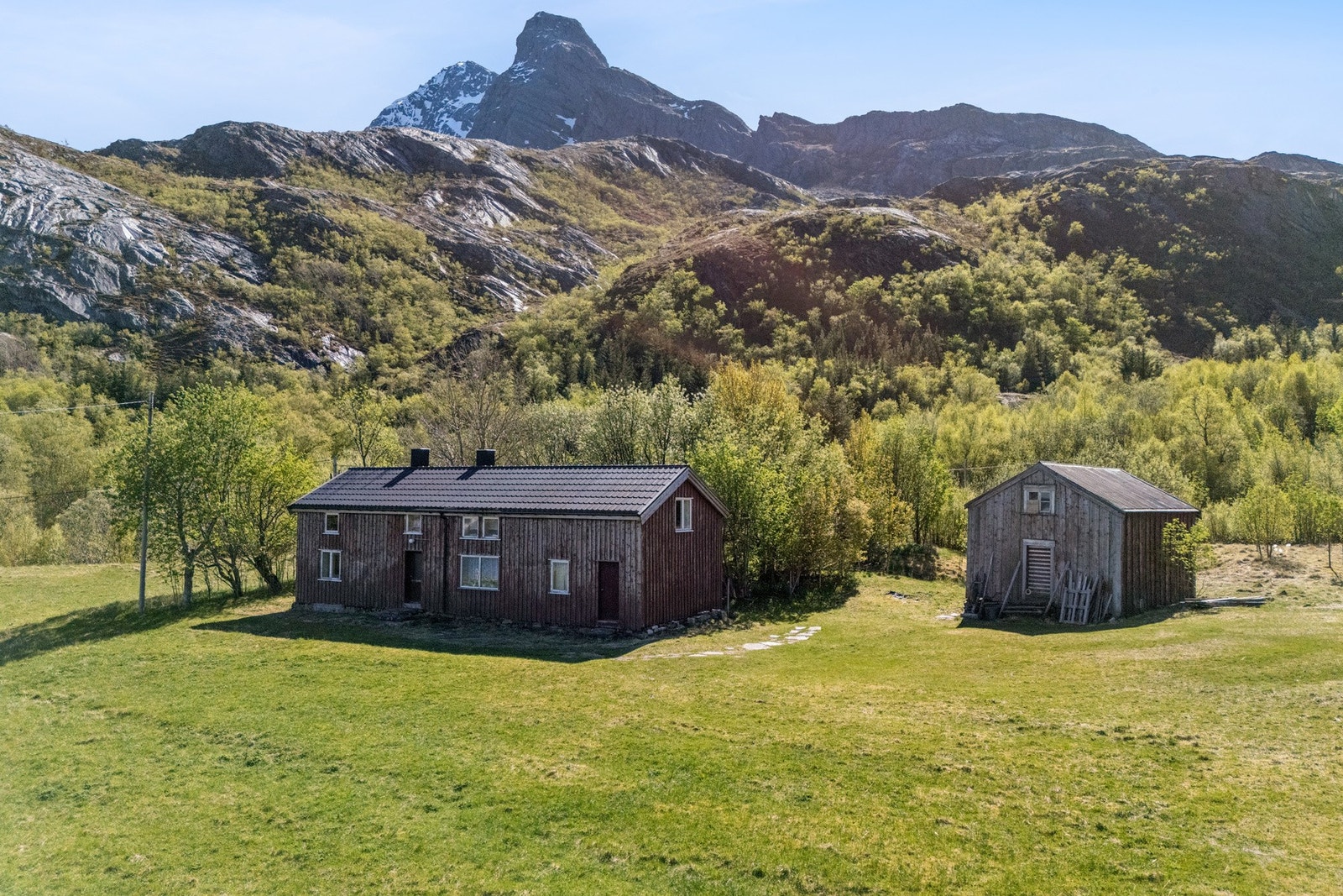 Bygningene på eiendommen er i dårlig forfatning, men nettopp dette åpner døren for totalrenovering/sanering/nybygg eller en kombinasjon som passer dine planer. Galleribilde