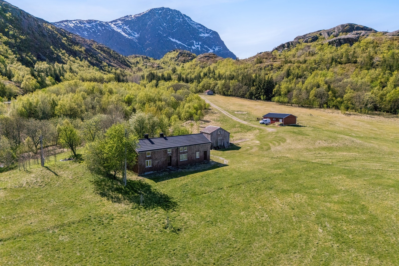 Finnvika ligger på vakre Tomma i Nesna kommune - et område kjent for dramatisk kystnatur, lune viker, kritthvite strender og et rikt dyreliv. Galleribilde