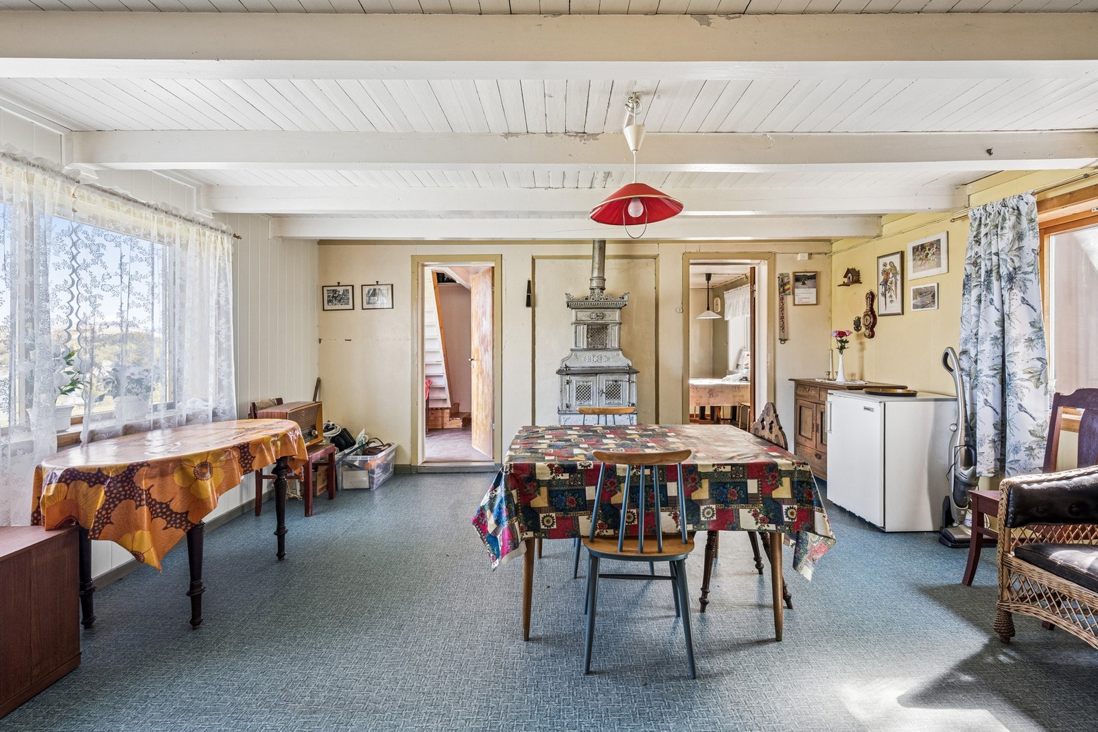 Våningshuset har følgende planløsning.
1. etasje: Bislag, to stuer, kjøkken, yttergang mot sør, yttergang mot nord,
vedskjul, bad med wc og dusj.
2. etasje: Åtte små soverom, trapperom / gang. Galleribilde