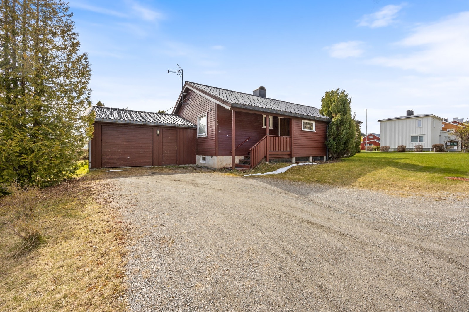 Inngangspartiet er takoverbygd med trapp. Garasje - 34 kvm. Galleribilde