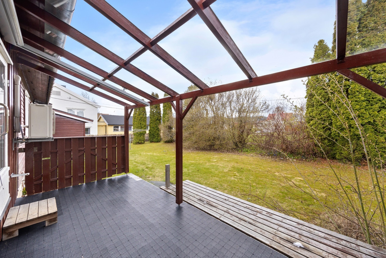 Fra stuen er det utgang til takoverbygd terrasse på 11 kvm. Galleribilde