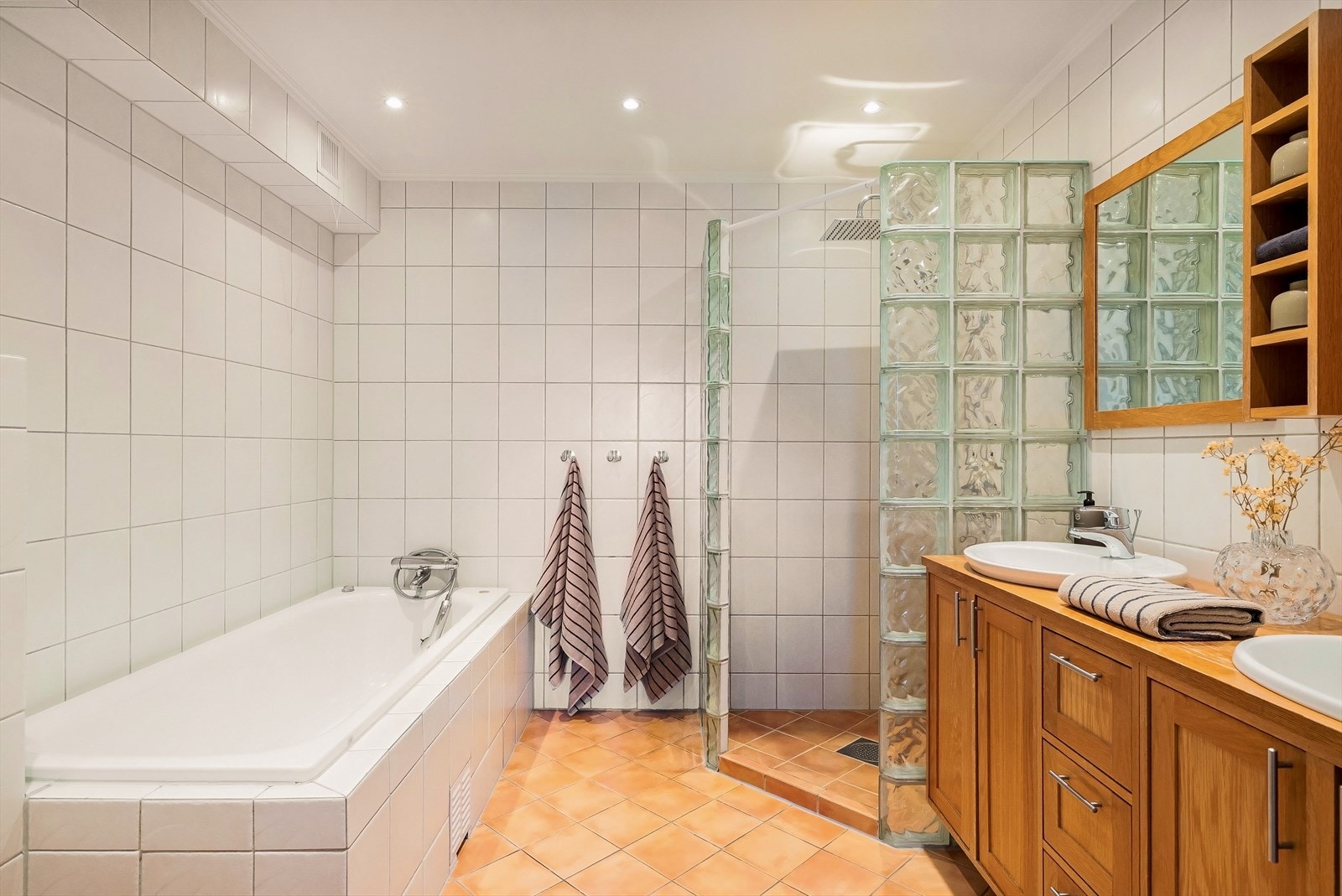 Badet i første etasje er utstyrt med både badekar og dusjnisje i glassbyggerstein. Galleribilde