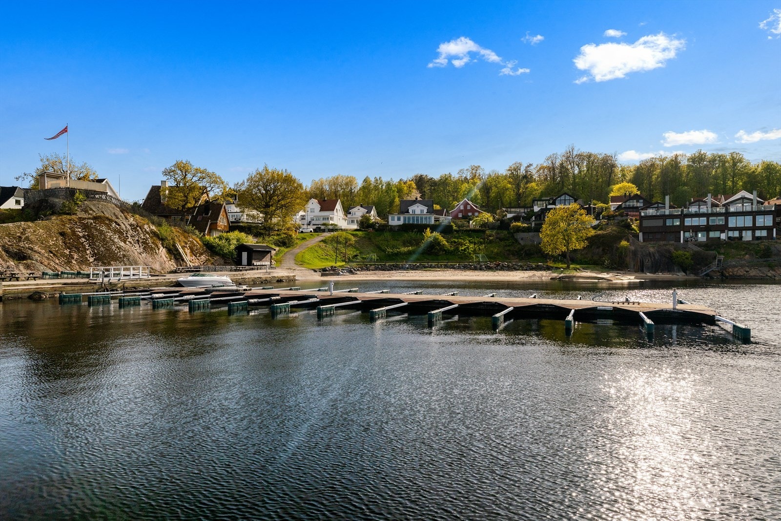Nærområdet byr på fine tur- og rekreasjonsmuligheter ved sjøen. Båtplass medfølger. Galleribilde