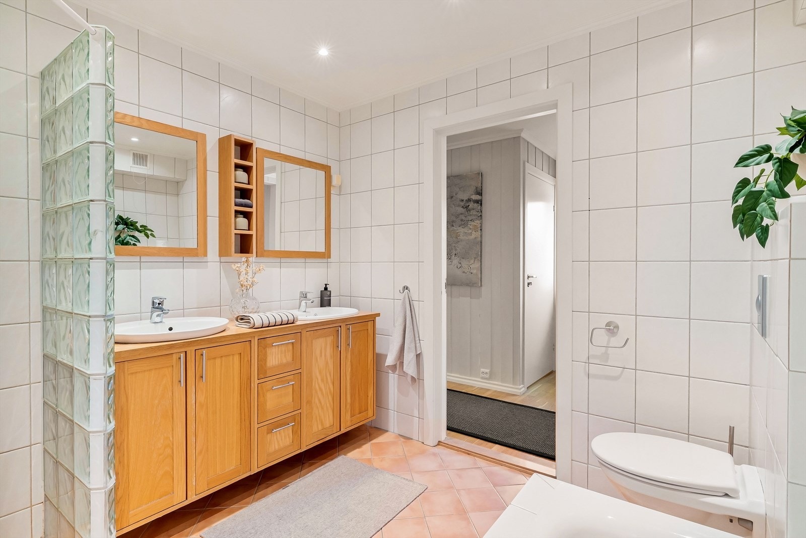 Badet har vannbåren gulvvarme og en romslig innredning med doble servanter. Galleribilde