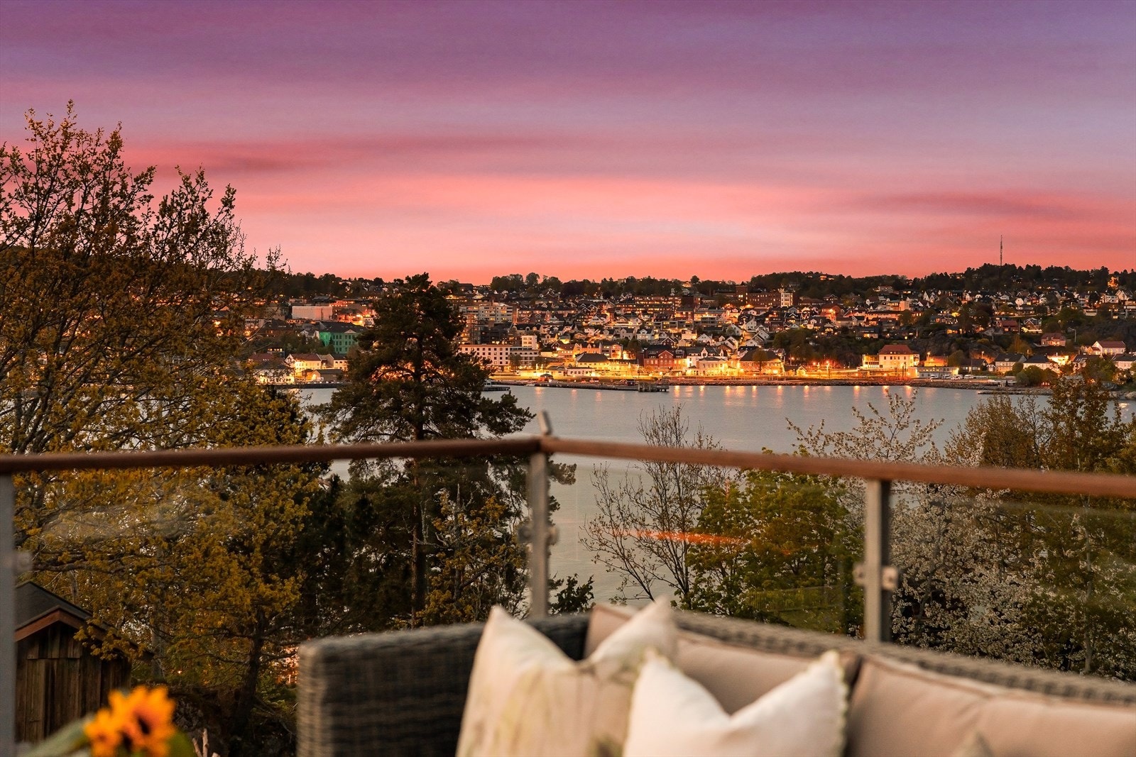 Lysene fra Larvik sentrum sett fra terrassen. Galleribilde