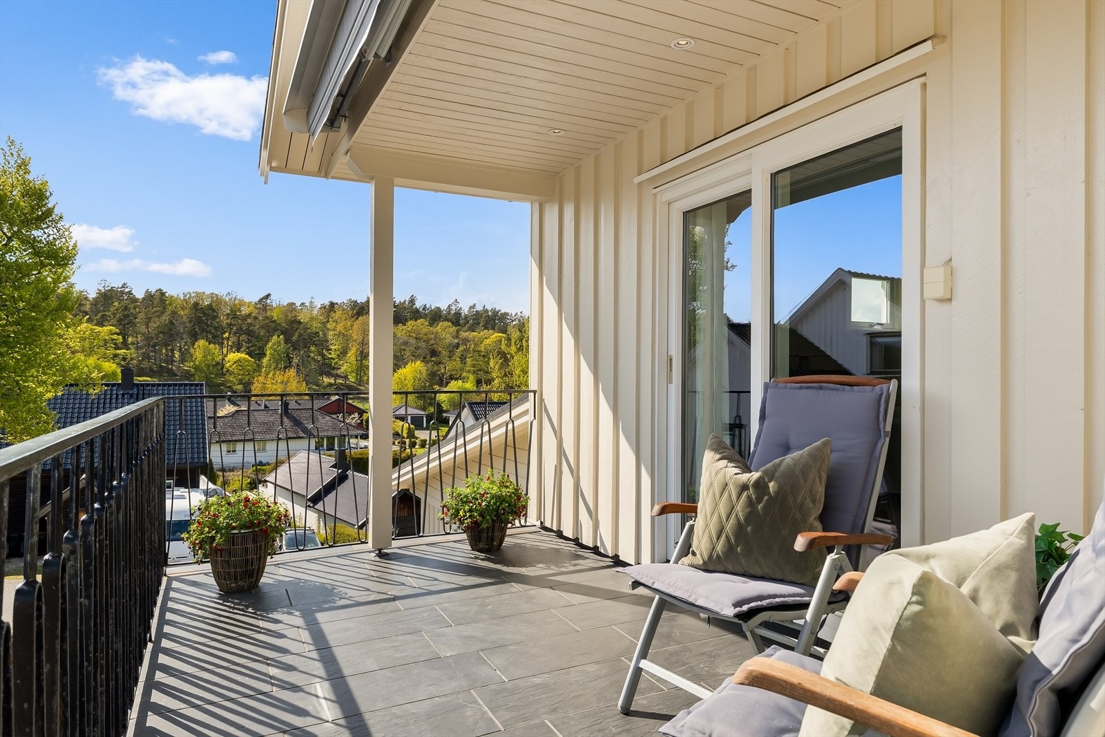 Fra ett av soverommene i første etasje er det utgang til en egen balkong. Galleribilde