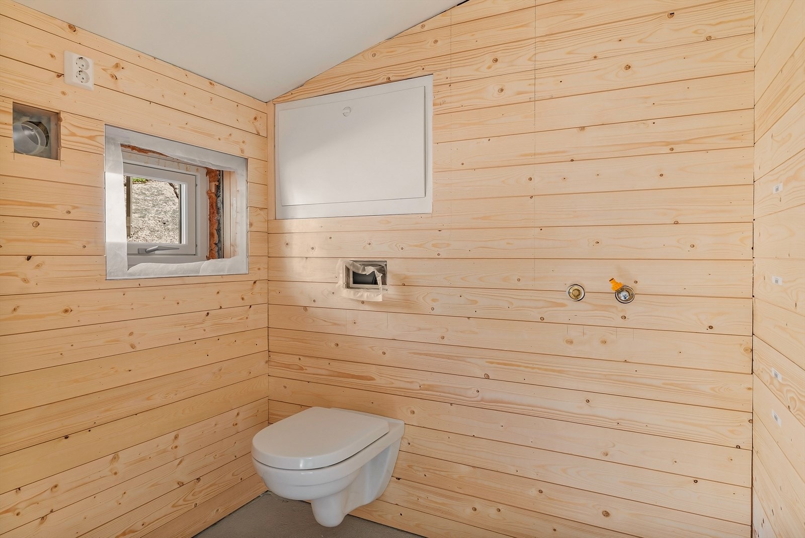 Badet på garasjeloftet er under oppføring. Galleribilde