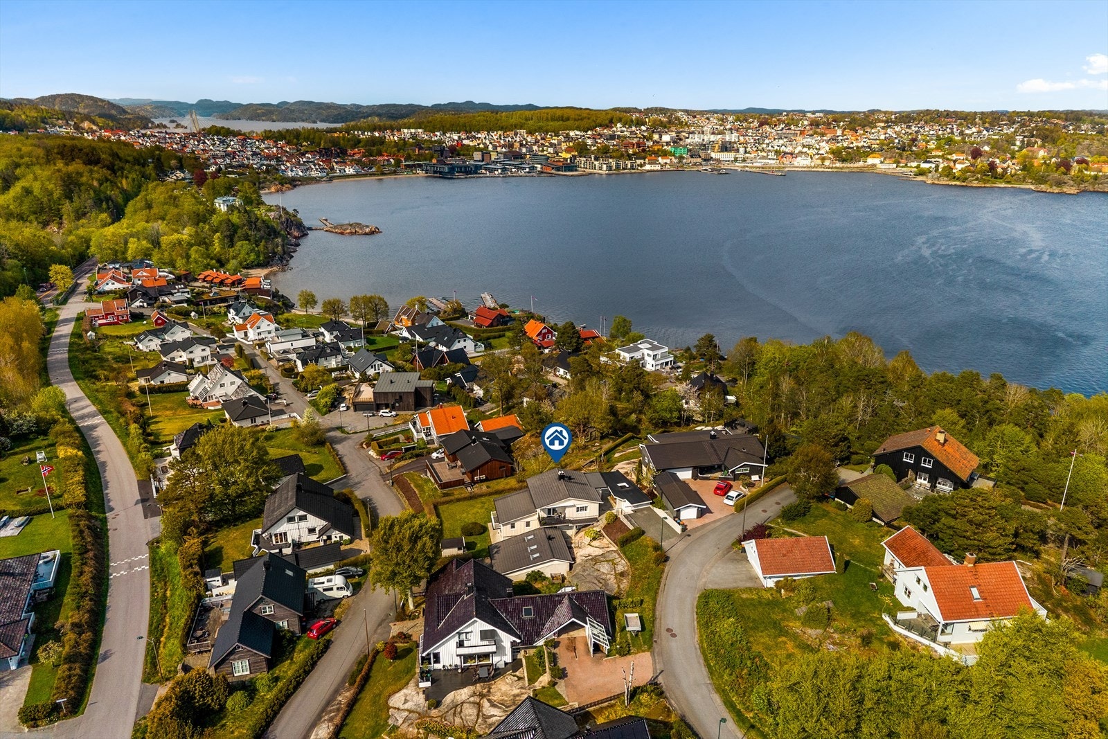Boligen ligger høyt og fritt i terrenget. Galleribilde