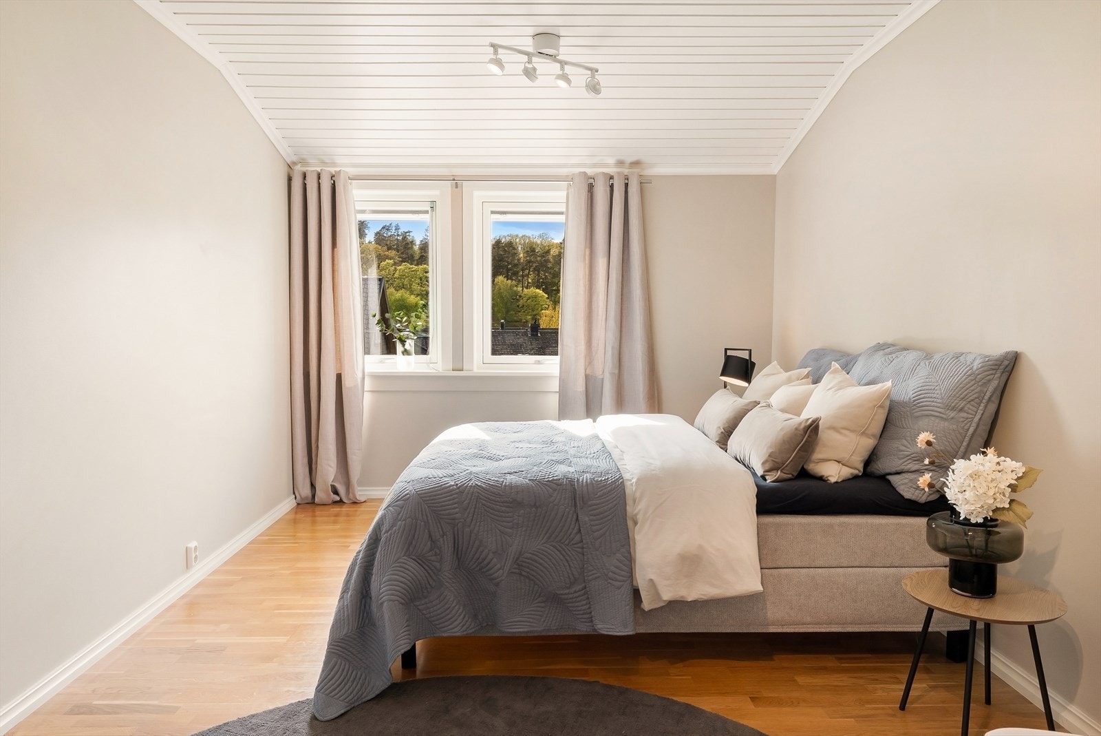 Soverom med plass til dobbeltseng og oppbevaring. Galleribilde