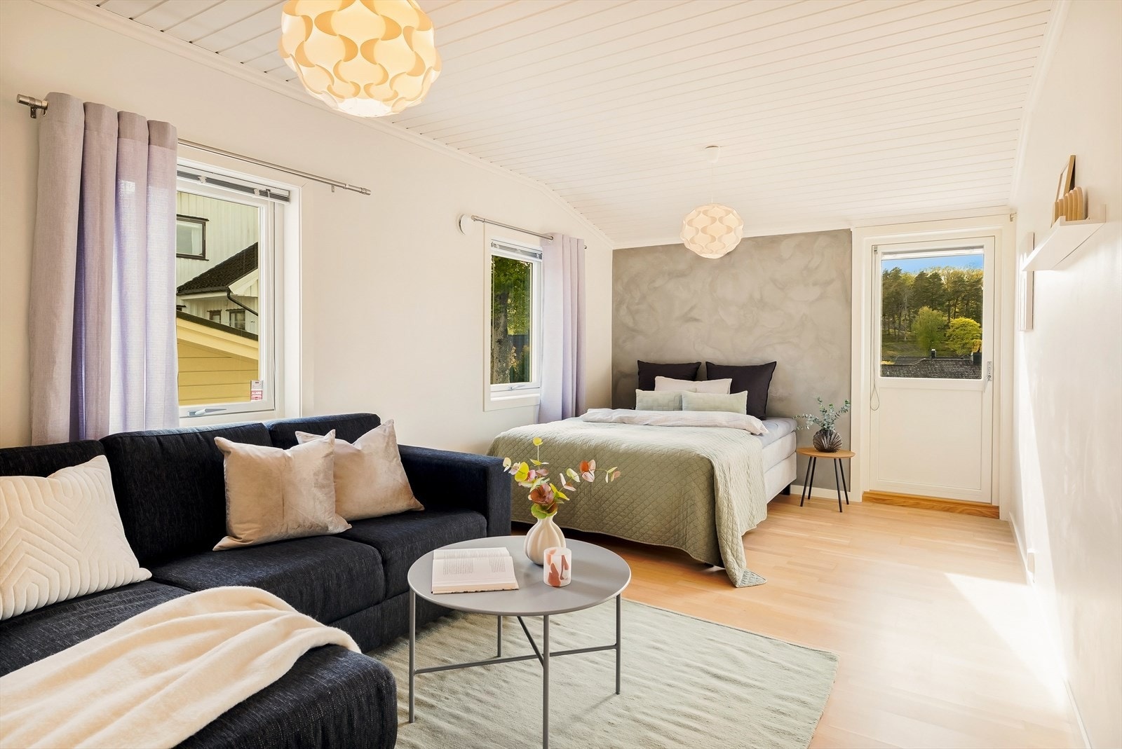Romslig soverom med plass til både seng og en liten sittegruppe. Galleribilde