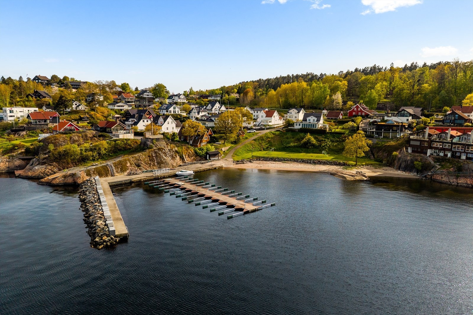 Eiendommen ligger i Tenvik, med nærhet til sjø og båthavn. Galleribilde