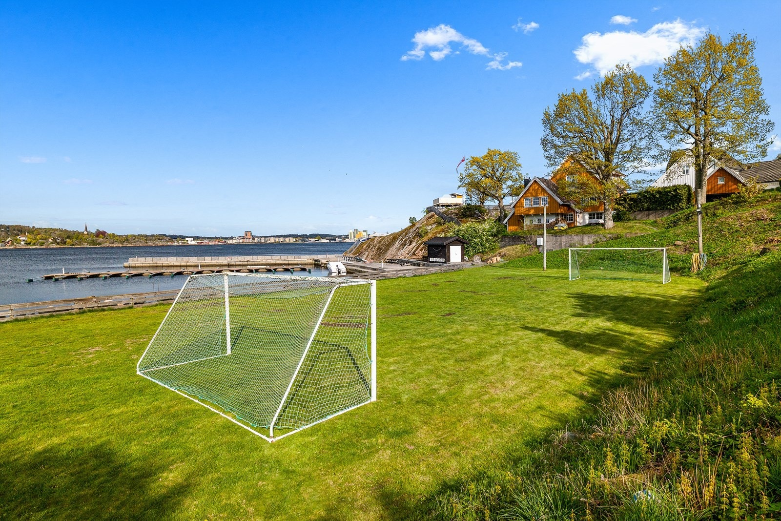 I nærområdet finnes balløkke og lekeplasser. Galleribilde