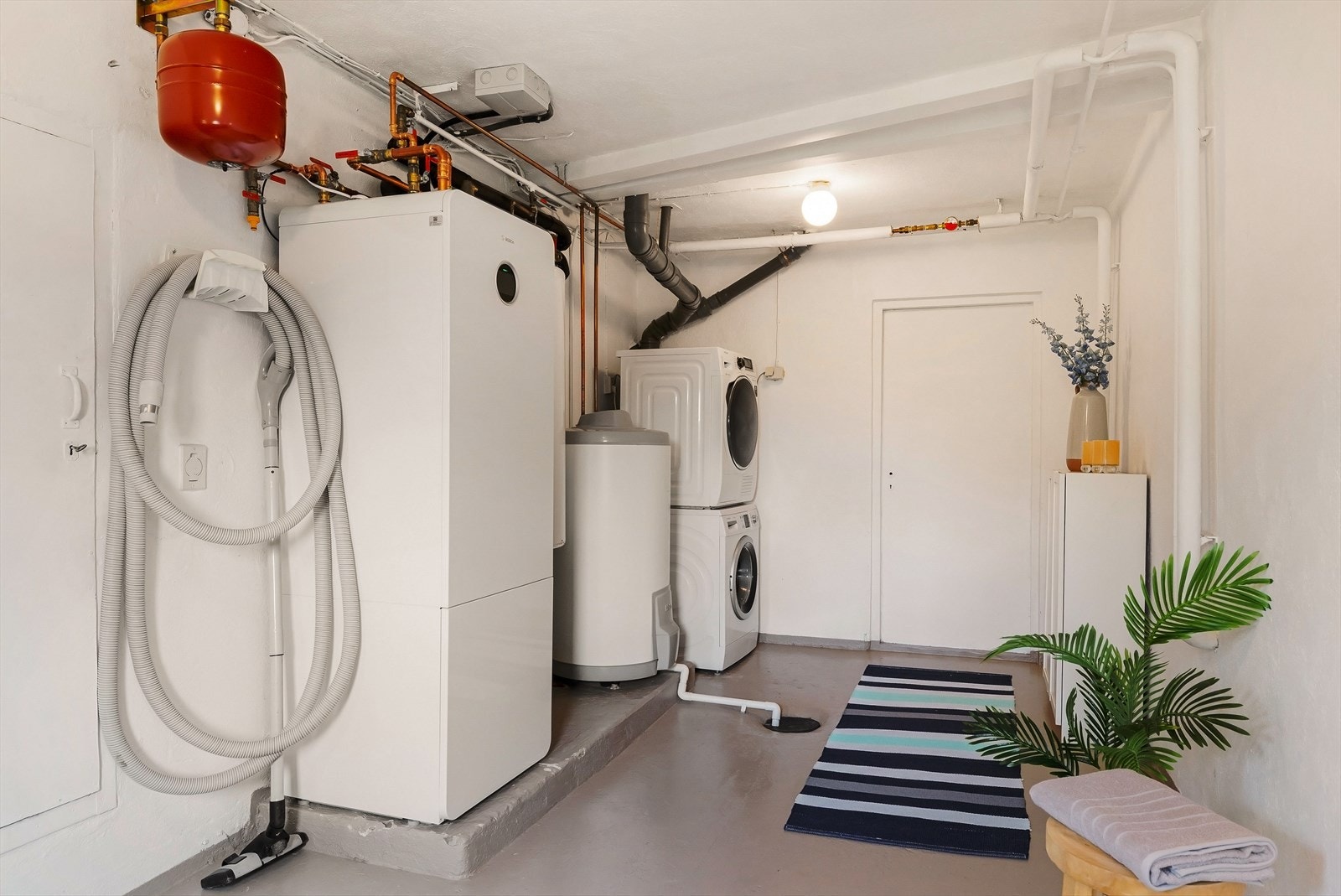 Vaskerom og teknisk rom med ny bergvarmepumpe fra 2024 og sentralstøvsuger. Galleribilde