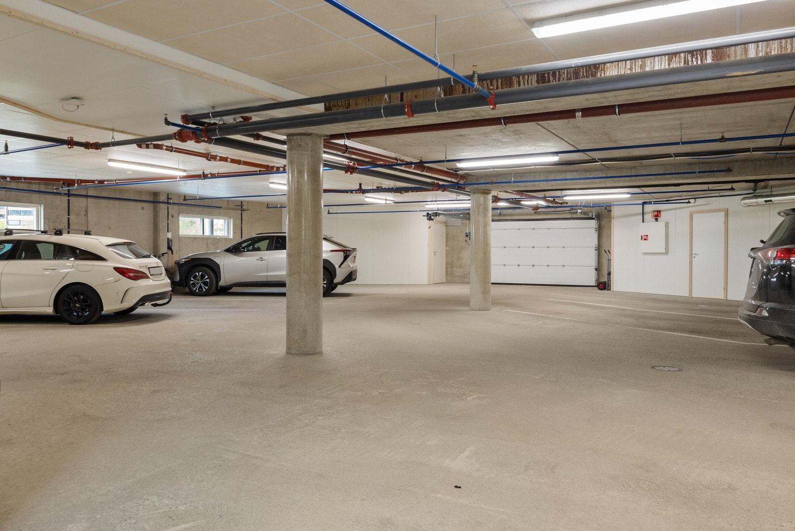 Egen biloppstillingsplass i felles parkeringsgarasje i byggets 1.etasje Galleribilde