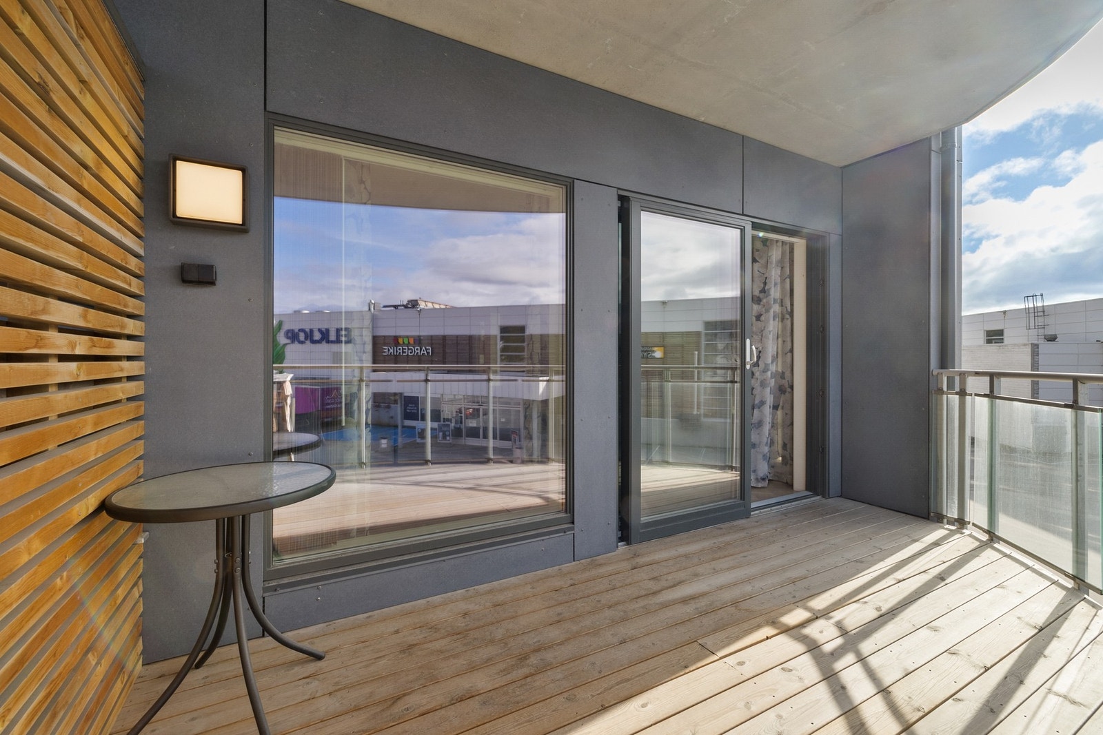 Hyggelig balkong med fine muligheter for møblering Galleribilde