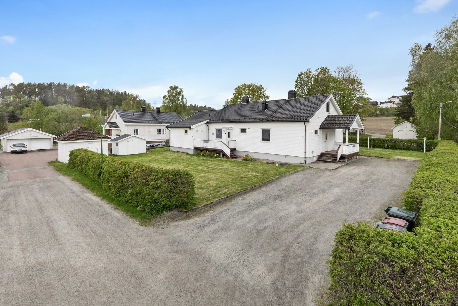 EIE eiendomsmegling Drammen Vestfossen - Enebolig med hybel | Solrik terrasse og hage | Stor gårdsplass | Barnevennlig i blindvei | Kort gangavstand ti