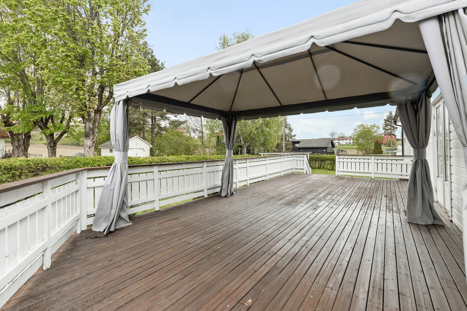 Fra stuen er det utgang til vestvendt terrasse på hele 51 kvm Galleribilde