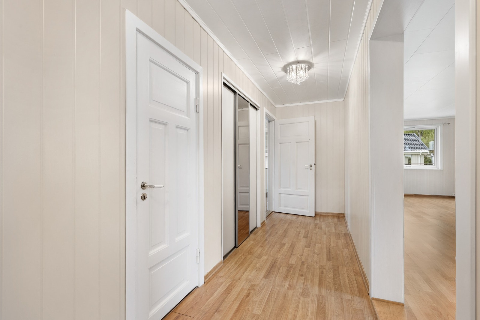 Gang med skyvedørsgarderobe Galleribilde