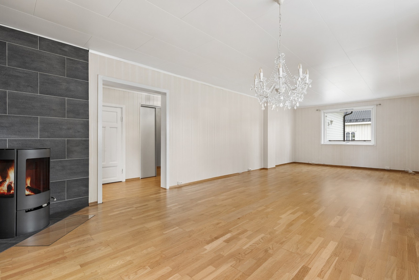 Rommet har god plass til sofagruppe, spisebord og øvrig møblement Galleribilde
