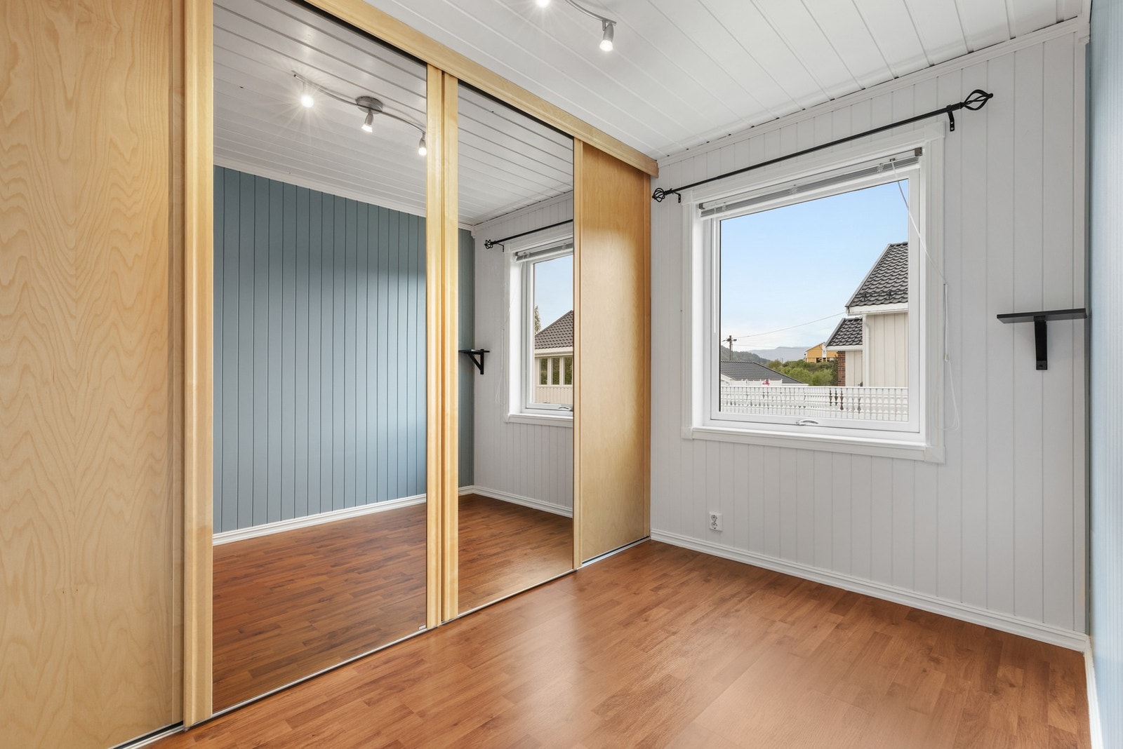 Soverom med skyvedørsgarderobe Galleribilde