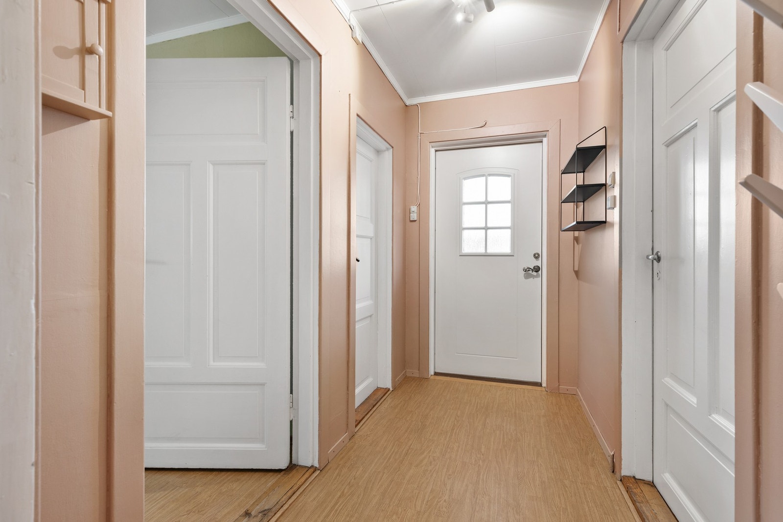 Entré i hoveddel med laminat på gulv og malte flater på vegger Galleribilde
